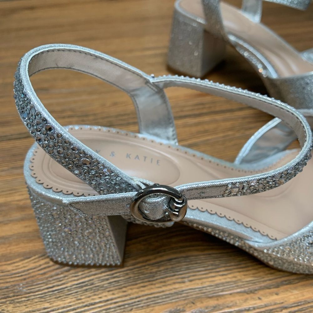 Kelly & Katie Silver Glitter Sandals NWOT - Picture 13 of 16